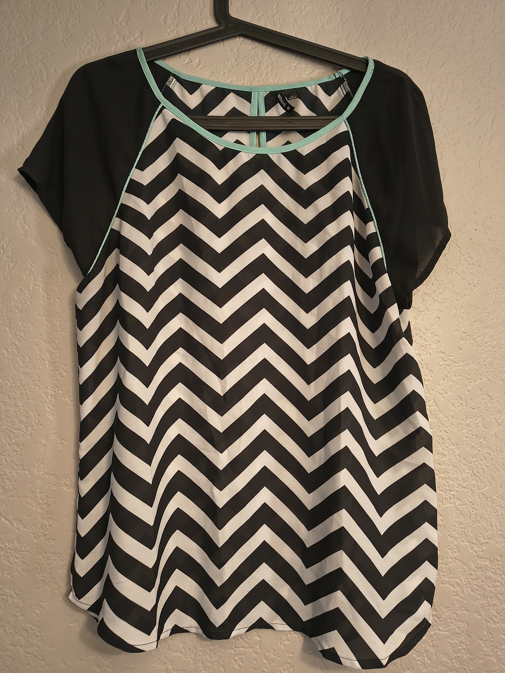 HeartSoul Semi sheer L womens black/white/mint zigzag shortsleeve Blouse / Shirt